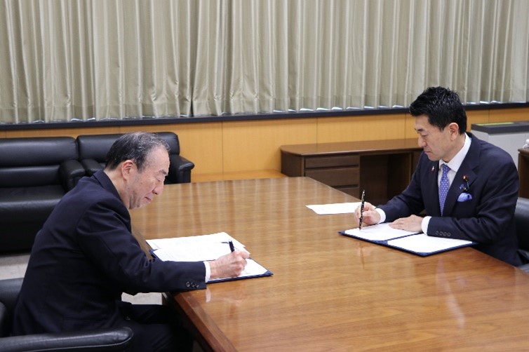 協定書に署名する清家日本赤十字社社長（左）とあかま内閣府特命担当大臣（防災）（右）