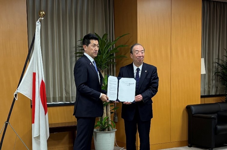 協定書に署名したあかま内閣府特命担当大臣（防災）（左）と清家日本赤十字社社長（右）