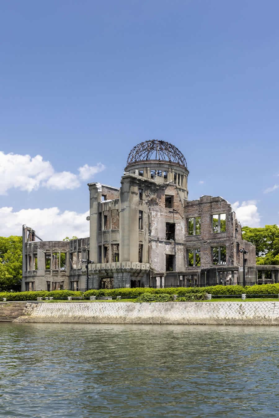 原爆ドームを西から望む