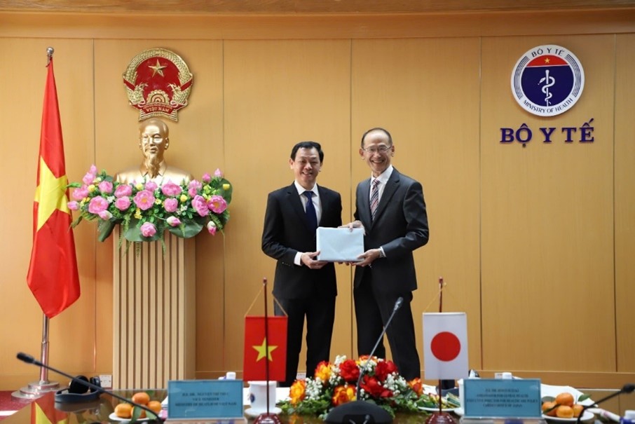 両国代表のグエン・ティ・トゥック保健副大臣（左）と鈴木秀生国際保健担当大使（右）