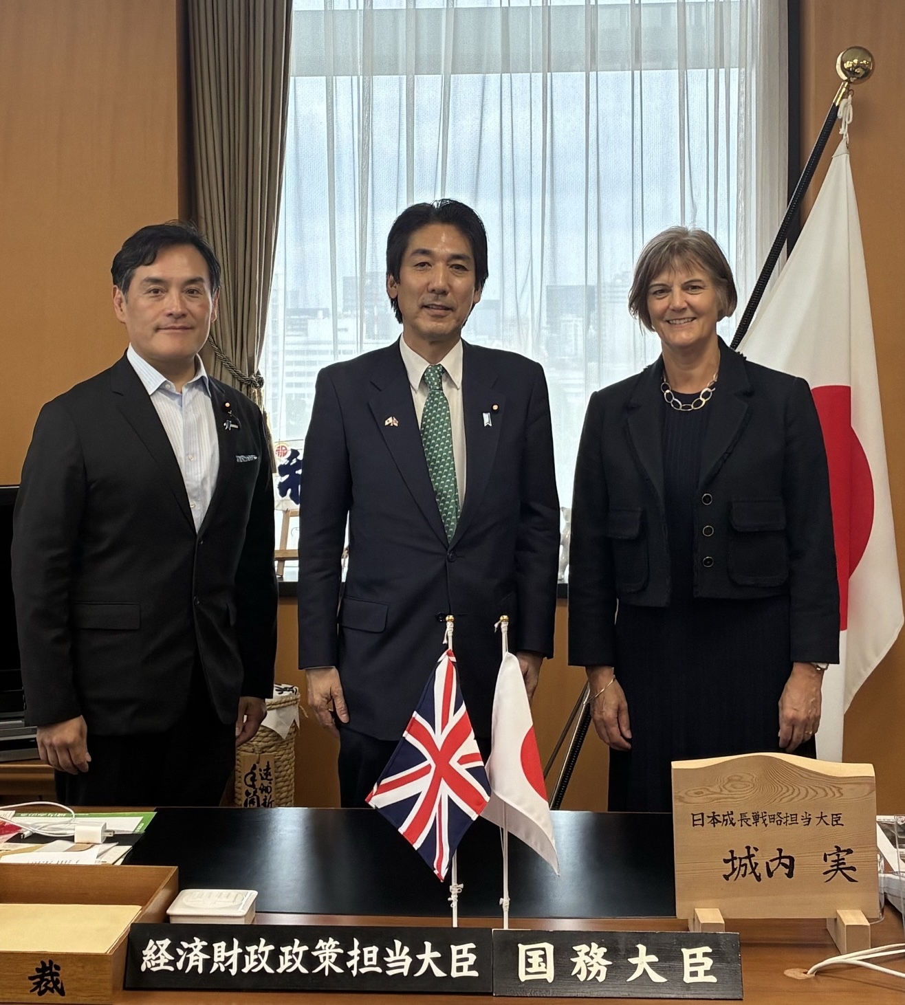 ロングボトム駐日英国大使による城内大臣表敬の様子（岩田副大臣御同席）