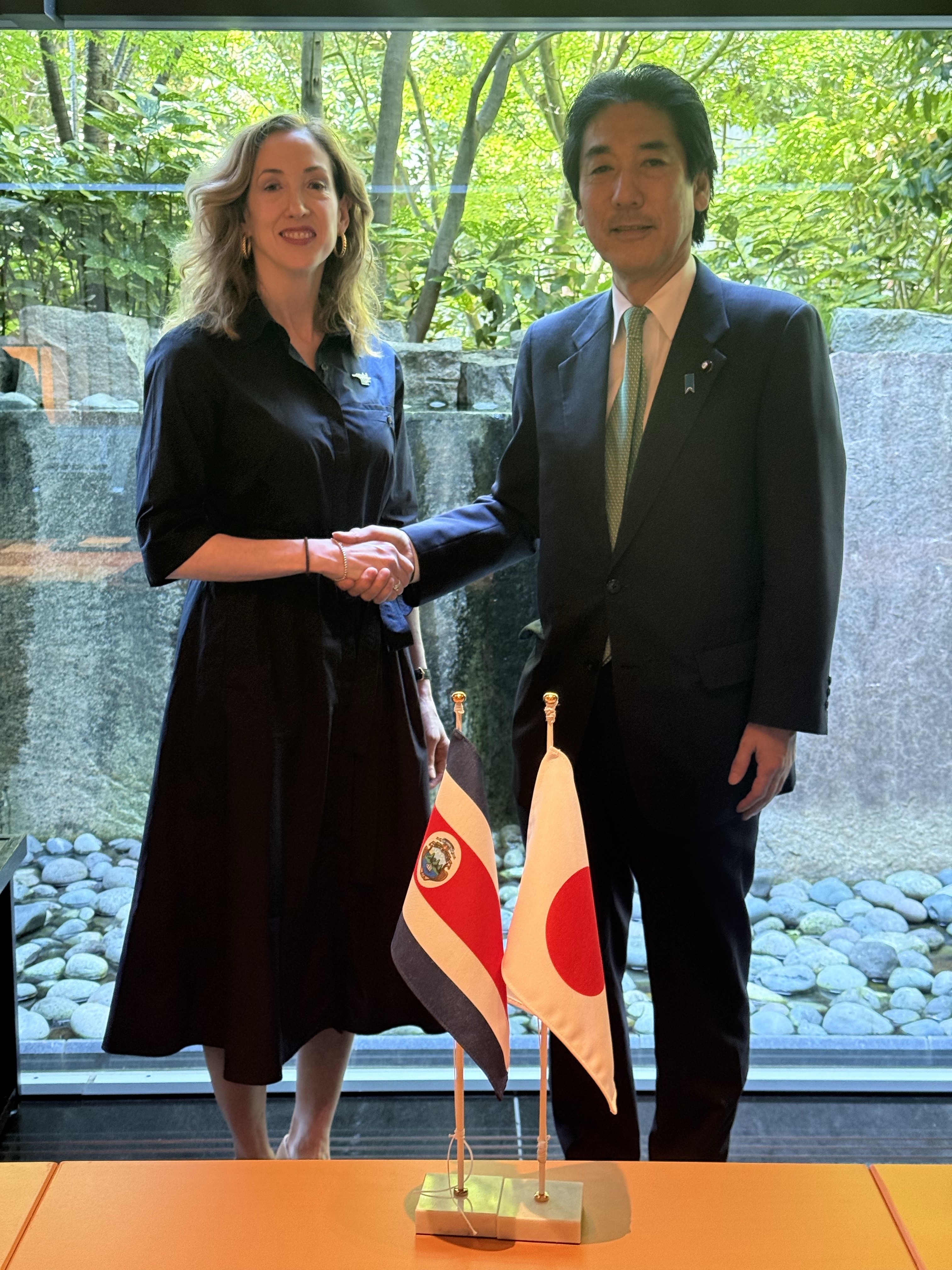 城内大臣とトレホス・コスタリカ貿易大臣との会談の様子